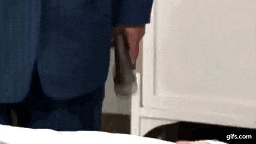 쇠몽둥이를 꺼내는 의사양반