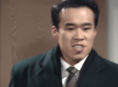 상하이조가 침대에 누워있는 심영의 하반신을 주먹으로 내려치는 장면.